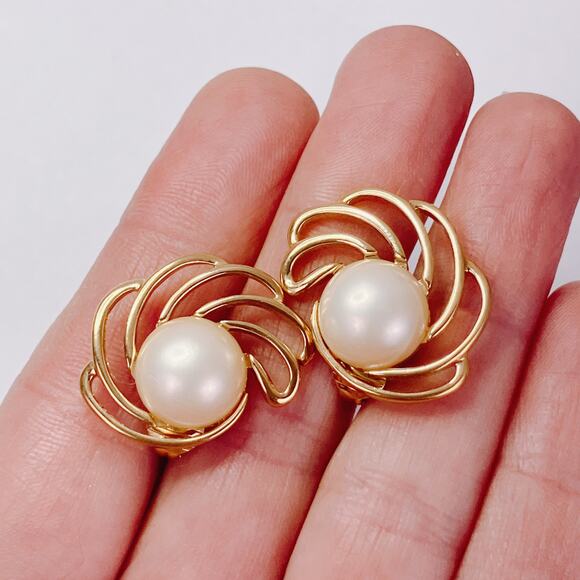 Vintage Signed Crown Trifari Earrings Gold Tone Faux Pearl Clip On Mid Century - Picture 2 of 16